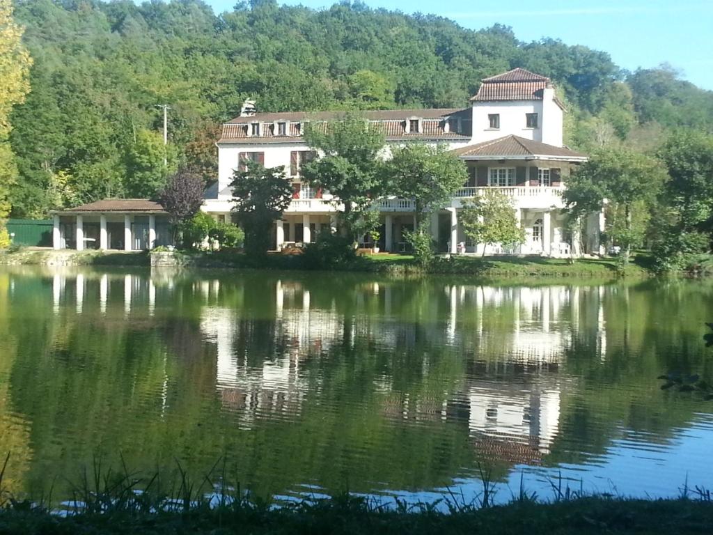 尚塞拉德艾唐雷纳酒店的湖上的房子,倒在水里