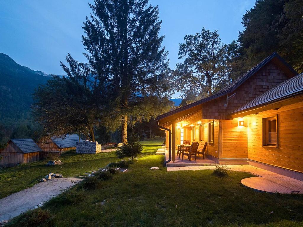 博希尼Bohinj Cottage Pr' Maricki - house in nature with hot tub & sauna的小木屋的一侧设有灯