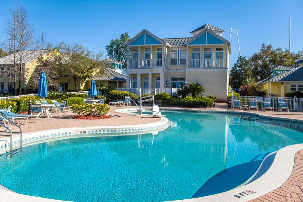 奥兰多钻石度假酒店赤脚度假别墅的房屋前的大型游泳池