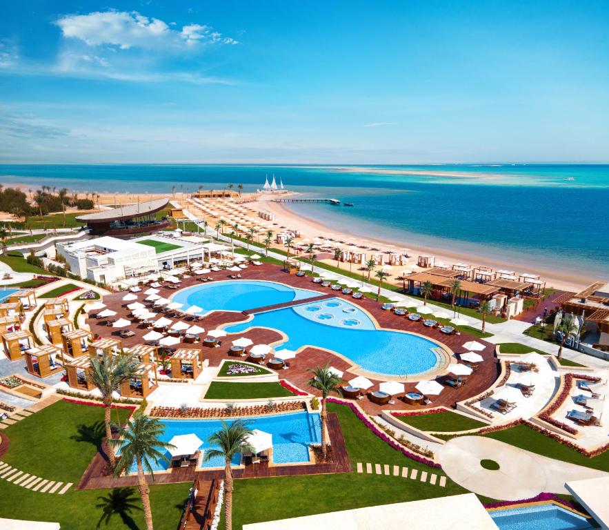 赫尔格达Rixos Premium Magawish Suites and Villas- Ultra All-Inclusive的享有海滩度假村的空中景致