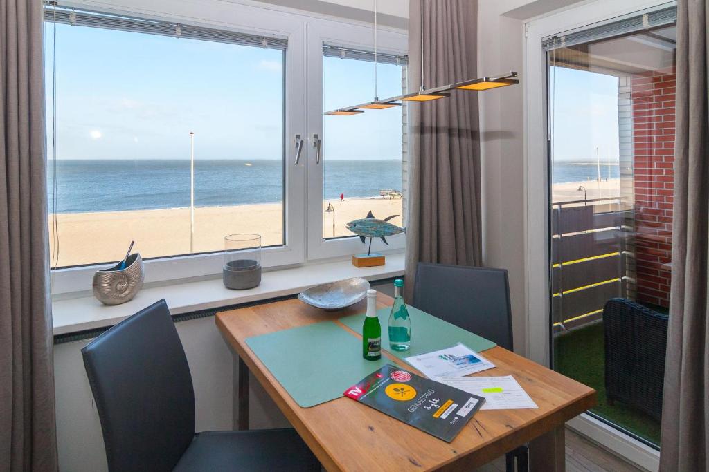 赫尔努姆bi Strön的一间设有桌子并享有海滩美景的用餐室