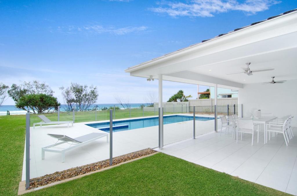 黄金海岸圣淘沙图根酒店 - 海滨5卧室的白色的房子,设有游泳池和庭院