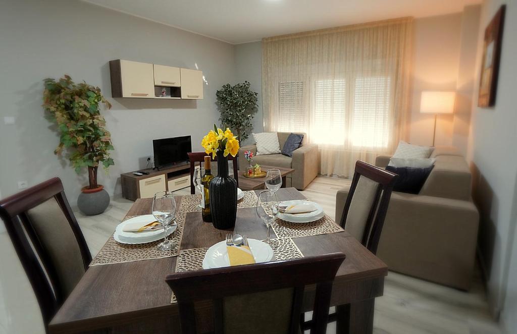 克拉多沃Apartman Nastasijevic的餐桌、椅子和客厅