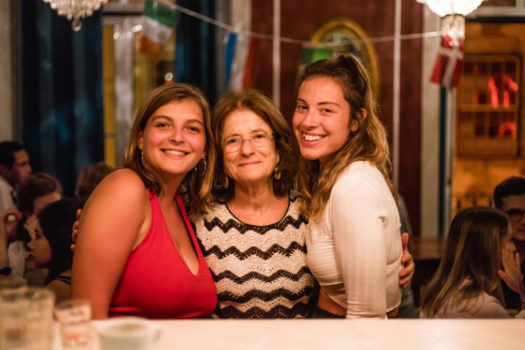里斯本里斯本家庭旅馆的三个女人在桌子上摆一张照片