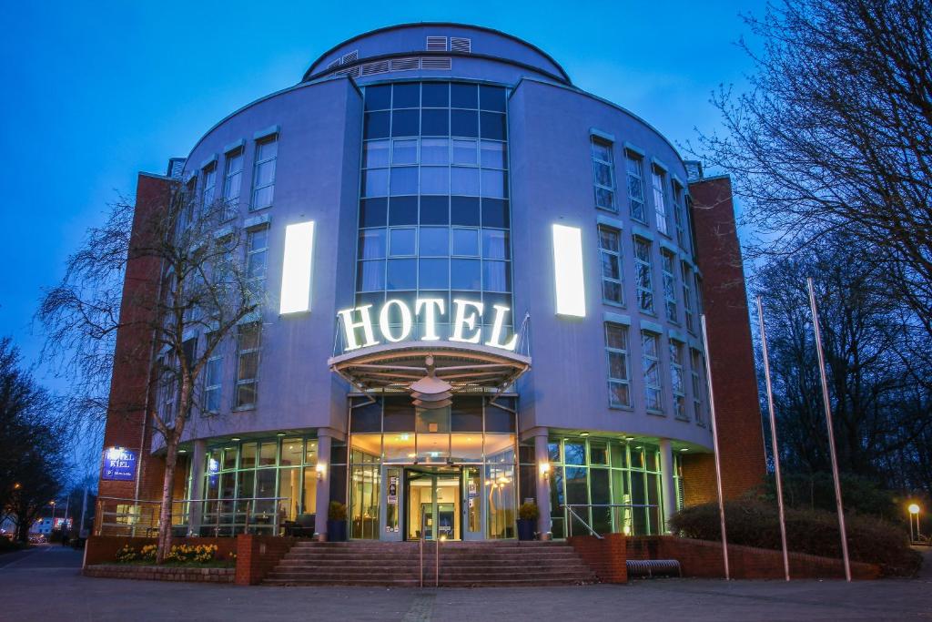 基尔基尔金郁金香北欧酒店的一座酒店大楼,上面写着酒店字