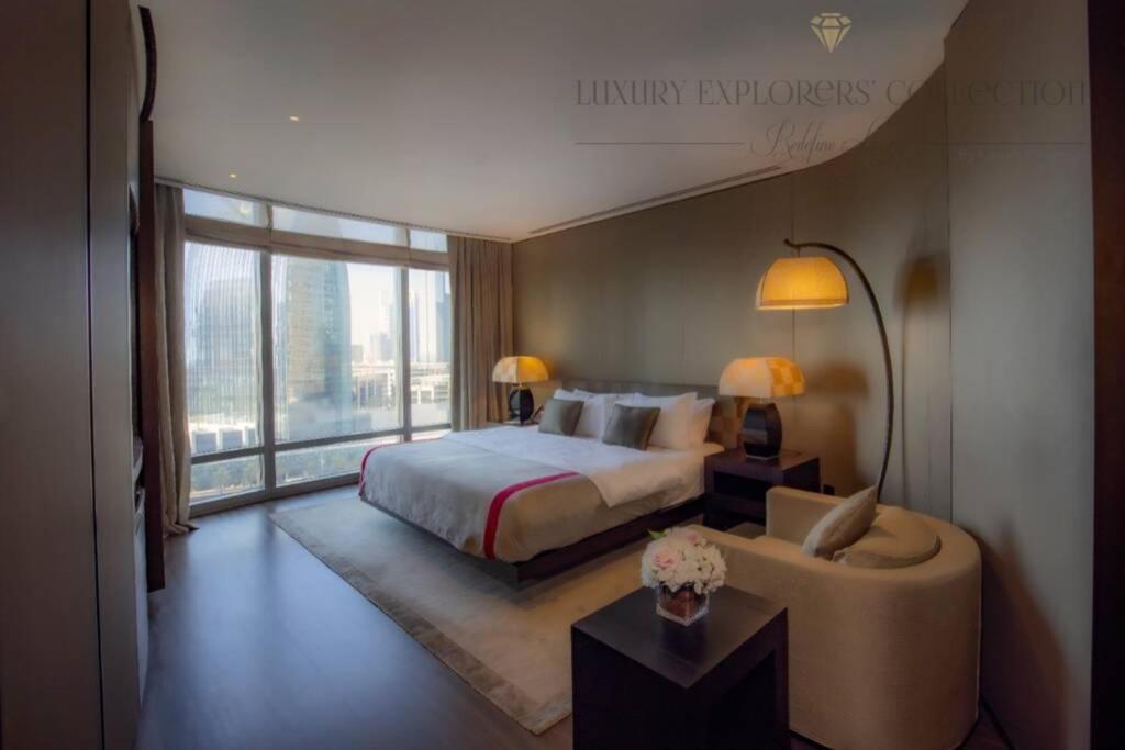 迪拜1BR Apartment at Armani Hotel Residence by Luxury Explorers Collection的一间卧室设有一张大床和一个大窗户