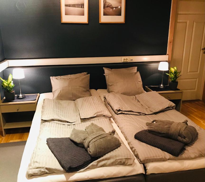 克拉格勒Taras Rom og leiligheter的一张大床,上面有两个枕头
