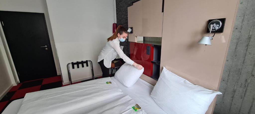 美因河畔法兰克福克里斯托尔法兰克福市酒店的女人在屋子里做床