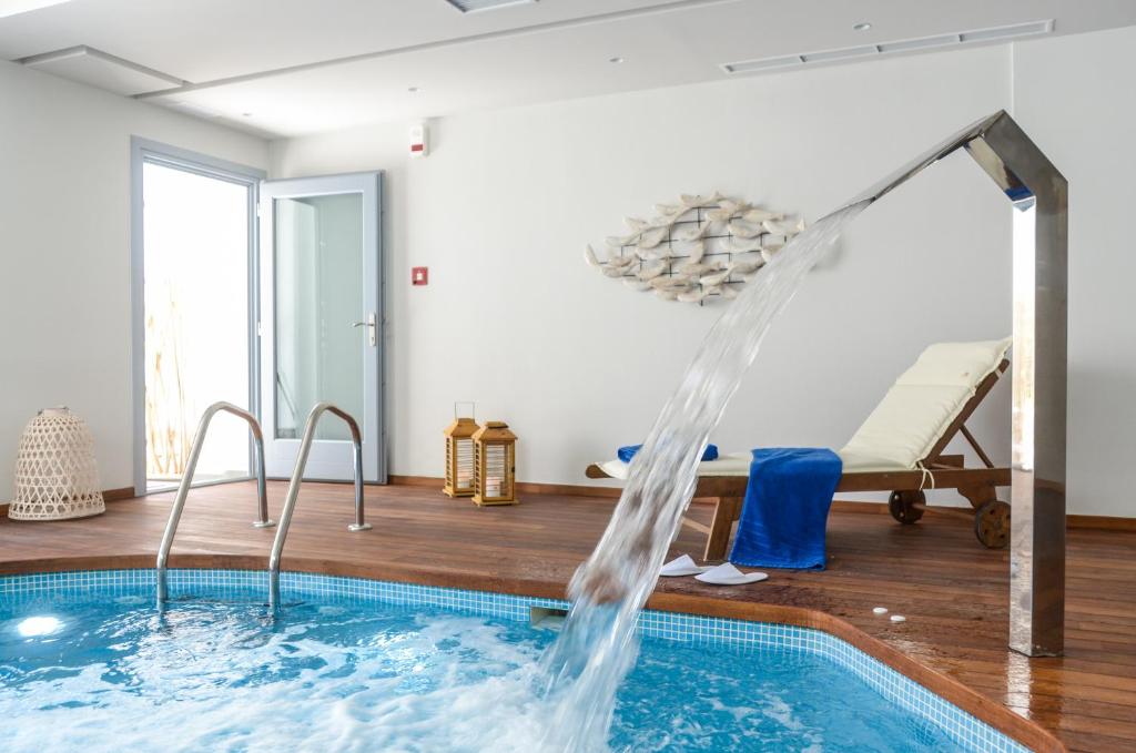 纳克索乔拉格罗塔酒店的室内的游泳池,喷泉
