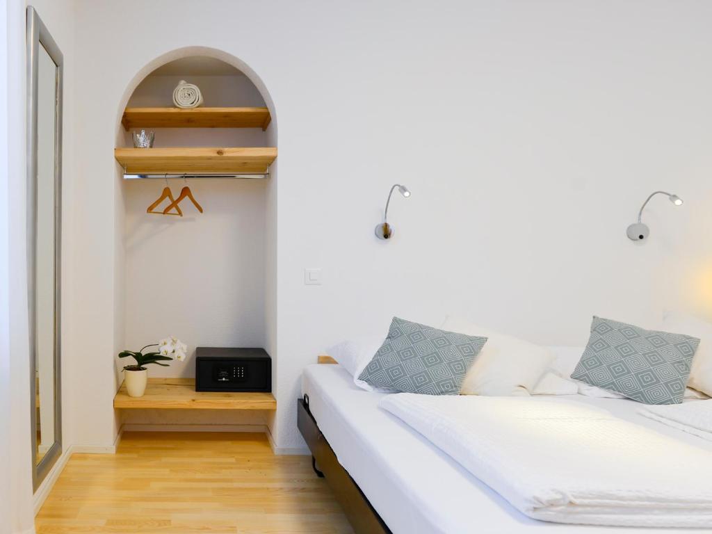 LaupersdorfHotel Baders Krone的一间小卧室,配有一张床和一张桌子