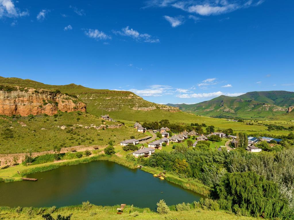 克拉伦斯伽罗山林小屋的山谷中湖泊的空中景色