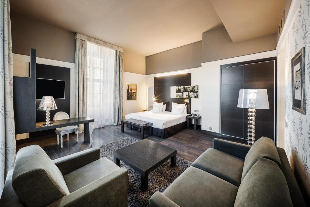 布尔诺巴瑟罗布尔诺宫殿酒店的酒店客房,配有床和沙发