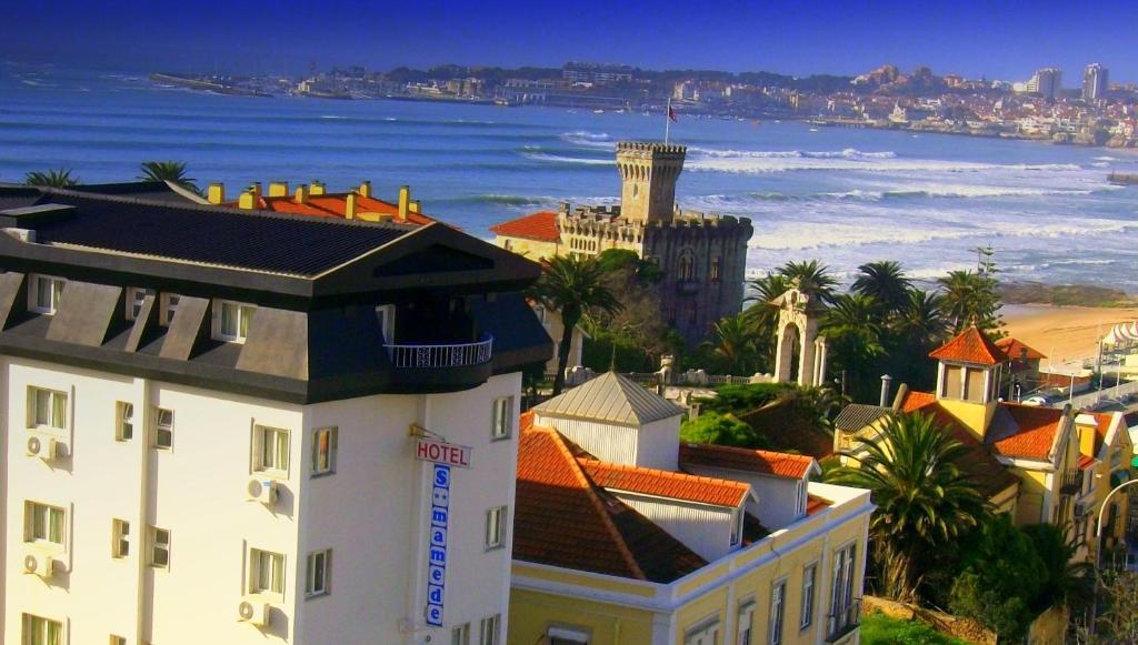 埃斯托利尔Hotel Sao Mamede的享有海洋和建筑的城市美景