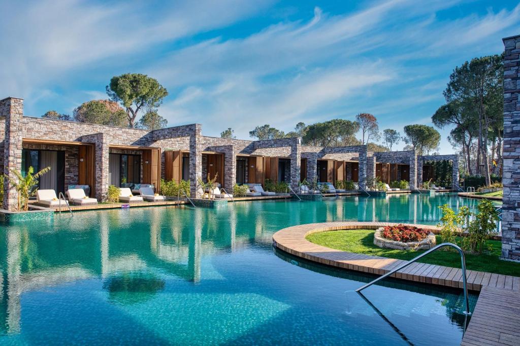 贝莱克卡亚宫高尔夫度假酒店的一座带游泳池的房子的图象