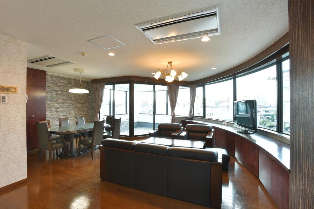 广岛lifeone club的带沙发和电视的客厅