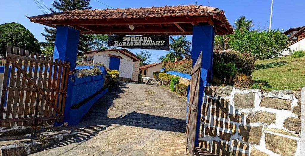 米格尔-佩雷拉Pousada Barão do Javary的蓝色门屋的入口