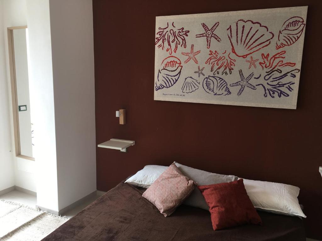法维尼亚纳La Bottarga的卧室配有壁画和床