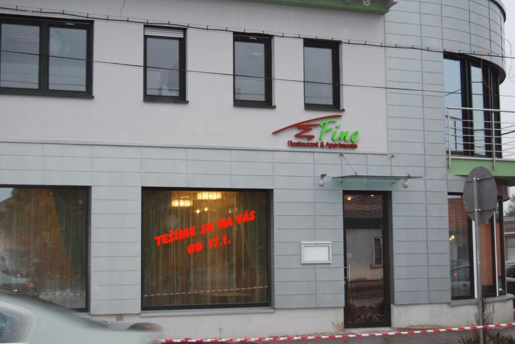 马拉茨基精致餐厅公寓的前面有标志的建筑