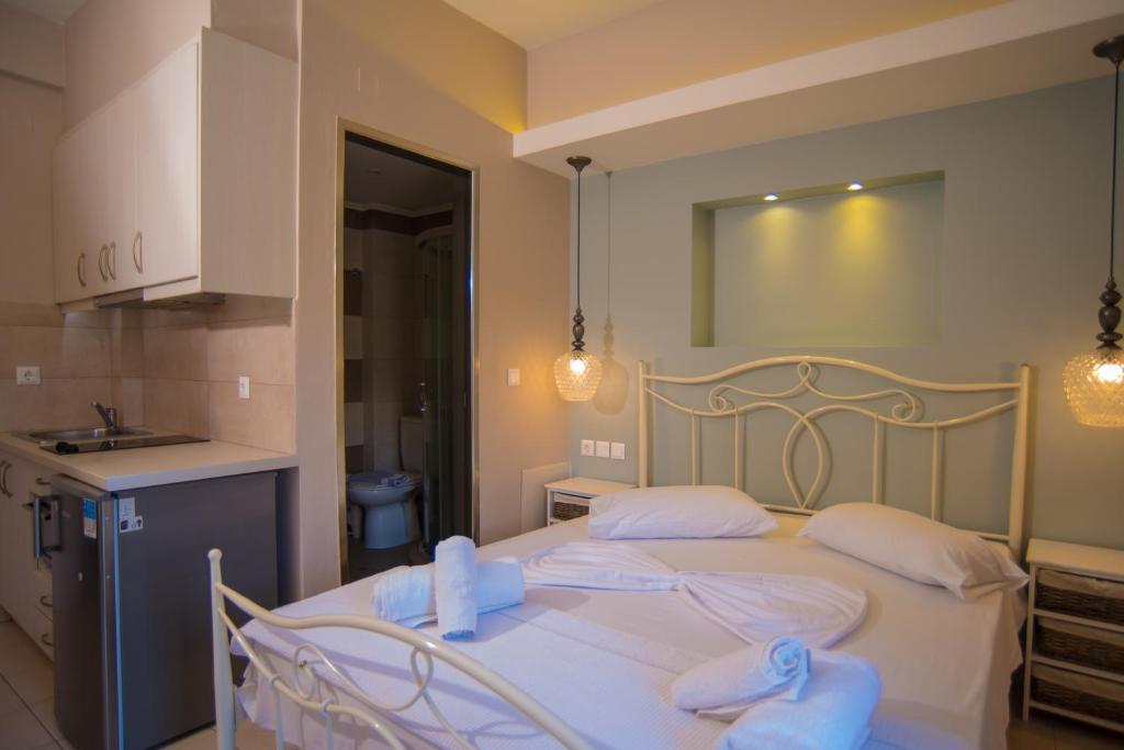 雷夫卡达镇Studios Artemis的一间卧室配有一张带两个白色枕头的床