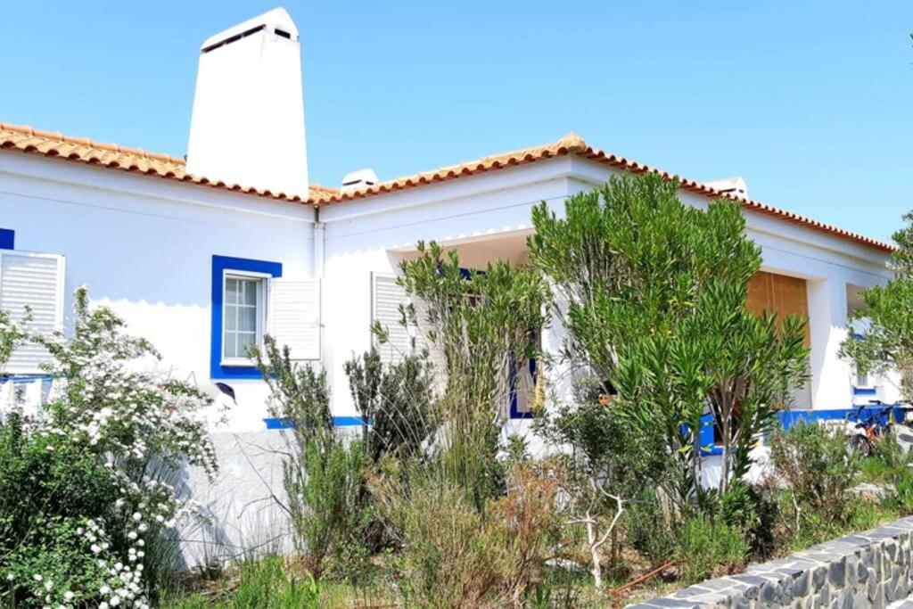 萨尔堡Vila Nova de Santa Susana - Resort的白色的蓝色房屋