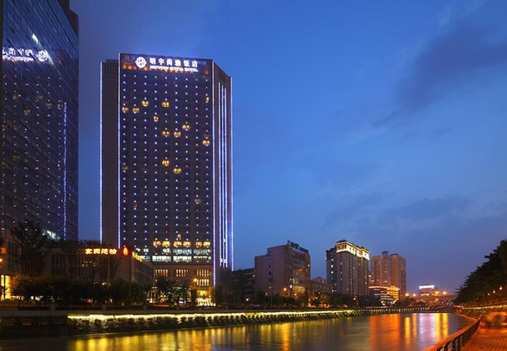 成都成都明宇尚雅饭店的河边城市的大建筑