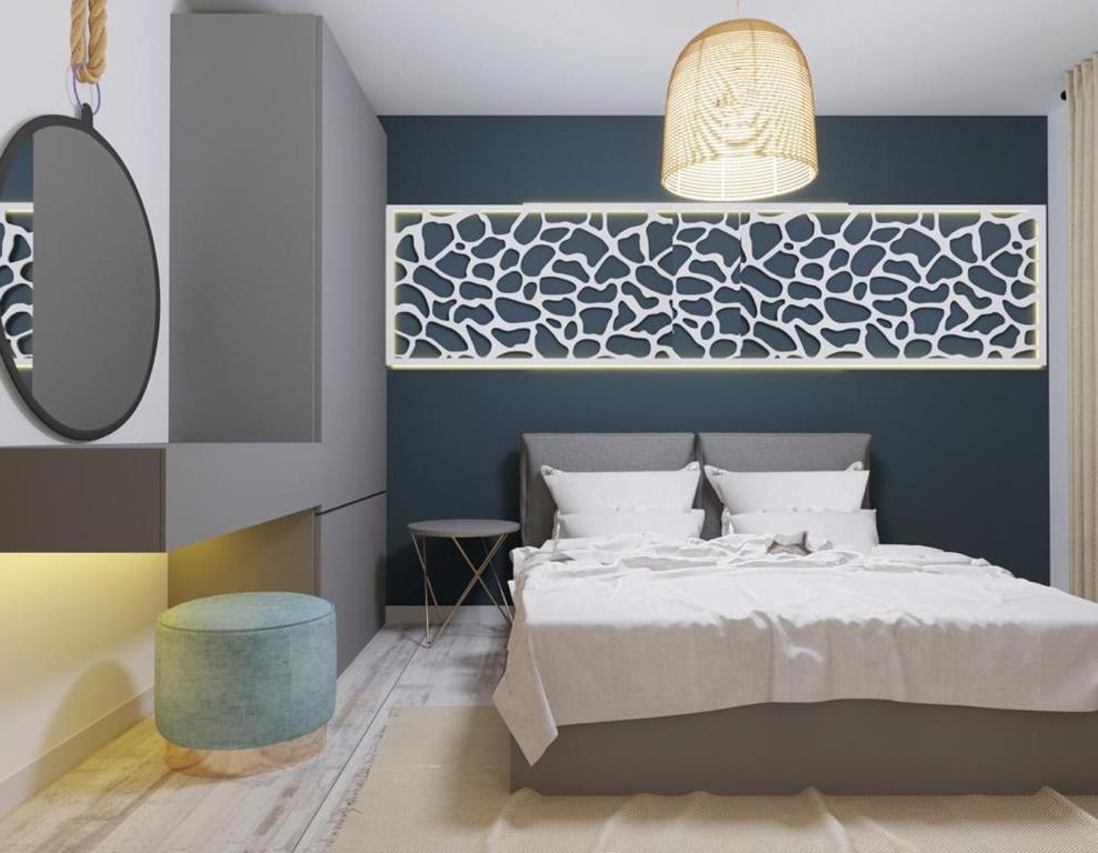 曼加利亚Vila H2O的一间卧室设有一张床和蓝色的墙壁