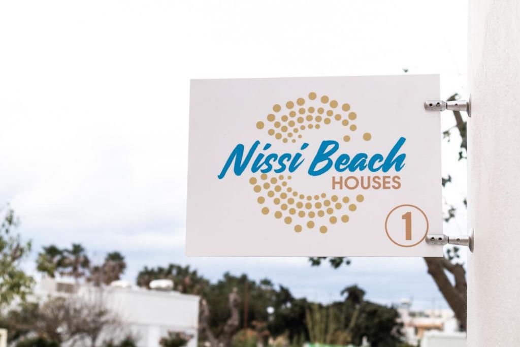 科斯镇"NISSI BEACH" Houses的巢海滨别墅的标志