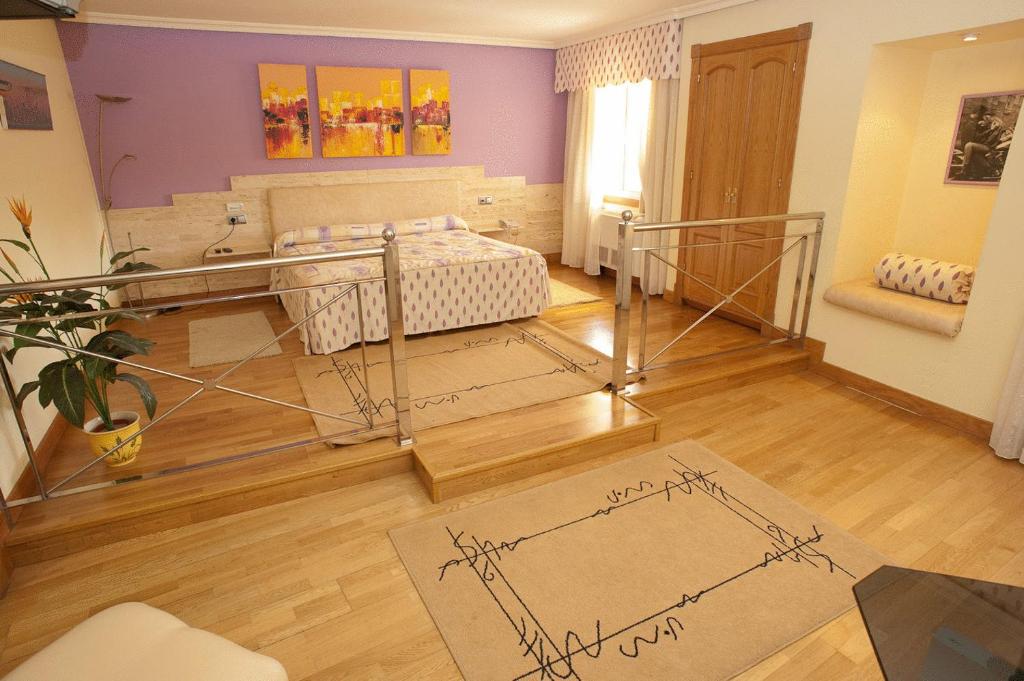 尼格兰假日酒店的一间设有一张床和一张地板上绘图的房间