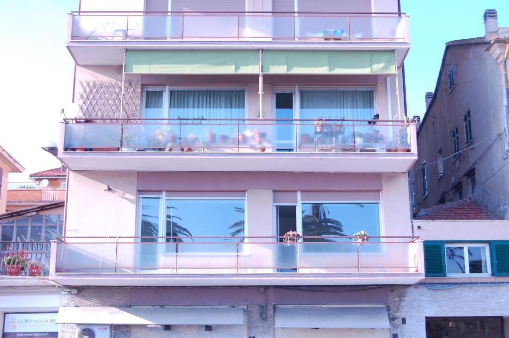 瓦拉泽Il Ponentino的一座带阳台的建筑,里面的人