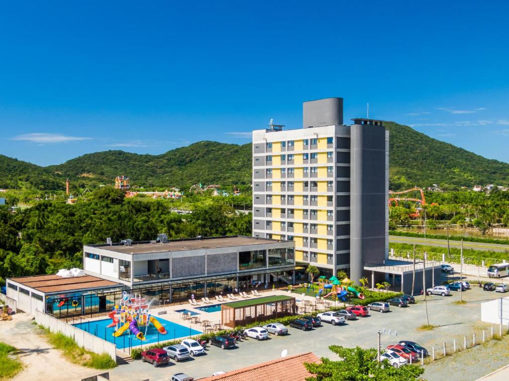 佩尼亚Solar Pedra da Ilha - OFICIAL的享有酒店空中美景,设有游泳池