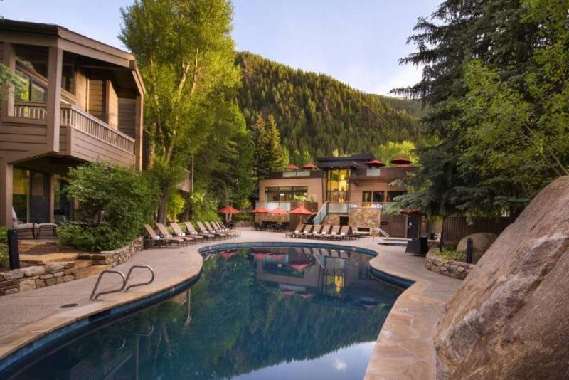 阿斯潘1 Bedroom Mountain Residence In The Heart Of Aspen With Amenities Including Heated Pool, Hot Tubs, Game Room And Spa的房屋前的游泳池