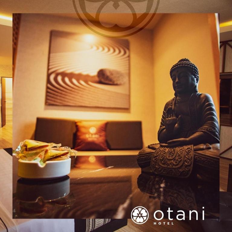 莱昂Otani Hotel Boutique的一张房间里雕像的照片