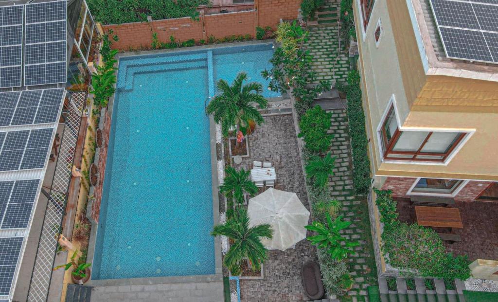 富国富国岛酒店的游泳池顶部景,带遮阳伞
