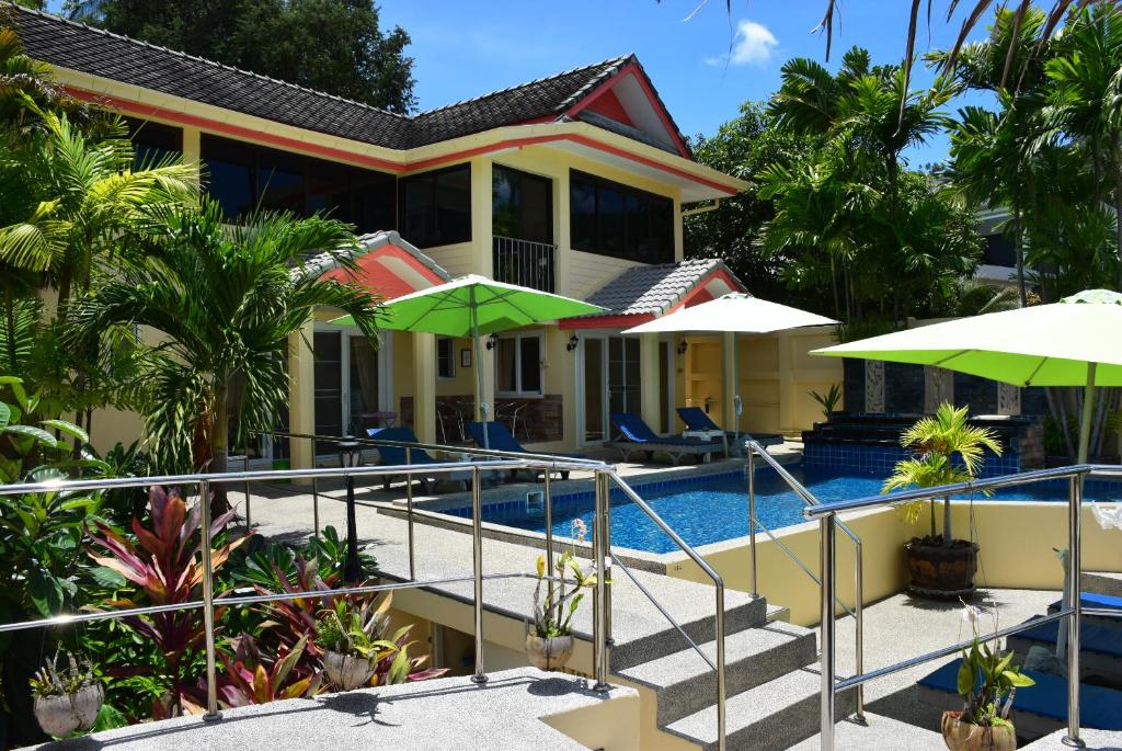 茶云莱海滩安雀乐别墅酒店的一座带游泳池和度假村的别墅