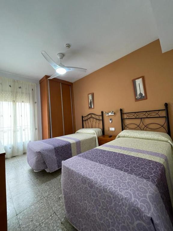 阿尔甘达·德尔·雷伊H Arkanta的酒店客房配有两张床和吊扇。
