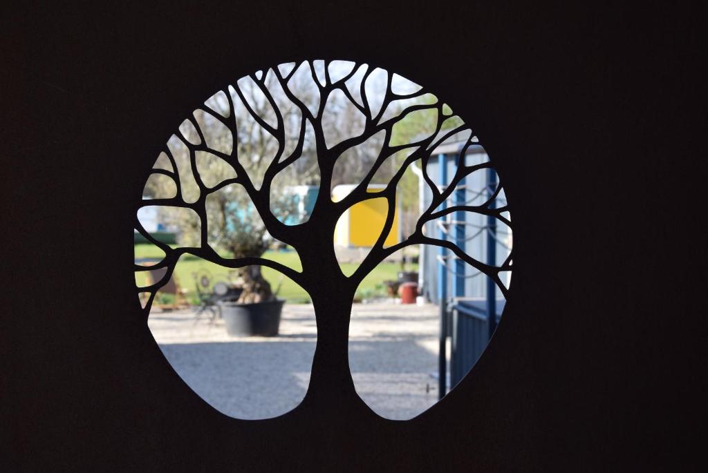 门希霍夫Auszeit by Kirschner的透过圆形窗户欣赏树景