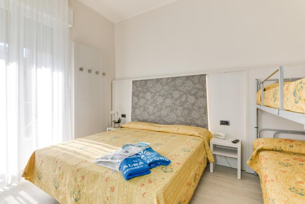 贝拉里亚-伊贾马里纳阿尔巴德奥罗酒店的一间卧室配有两张床和一张双层床。