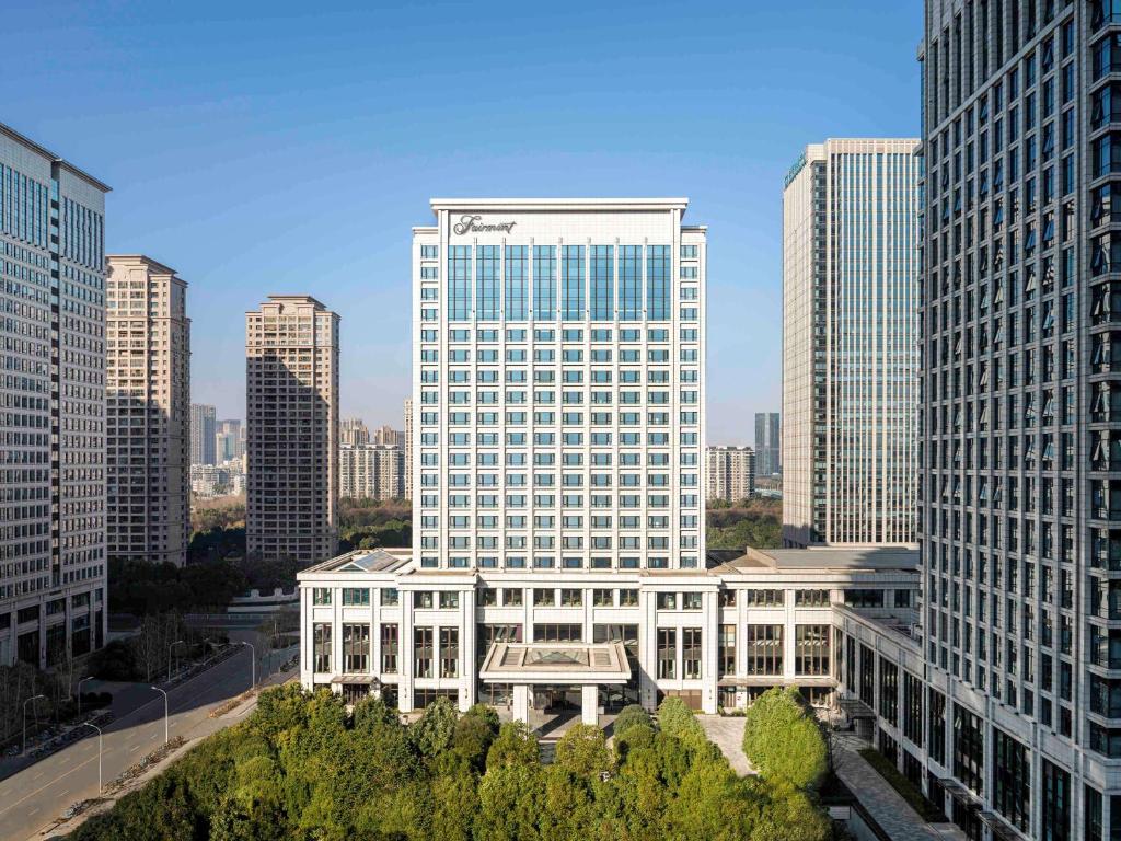 武汉武汉泛海费尔蒙酒店的一座高楼城市的大建筑
