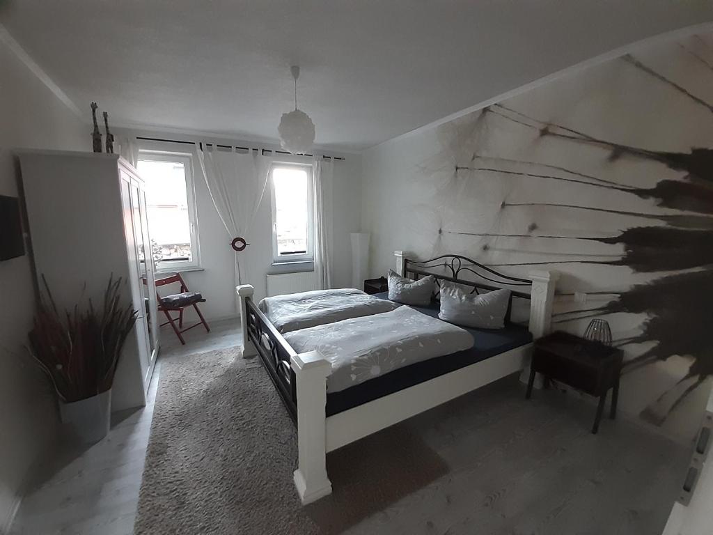 艾森纳赫Ferienwohnung John的一间白色客房内的床铺卧室