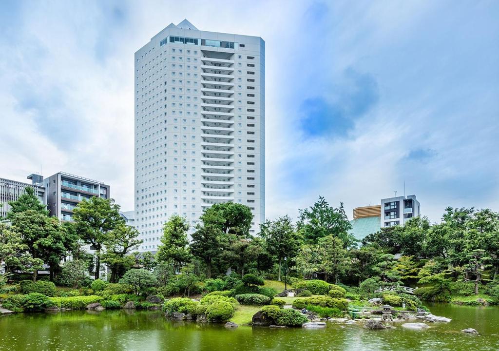 东京APA Hotel & Resort Ryogoku Eki Tower的公园中间的高楼