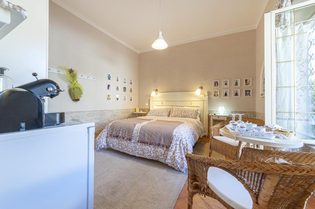 阿兰奇湾城Domus de Carrera的卧室配有一张床和一张桌子及椅子