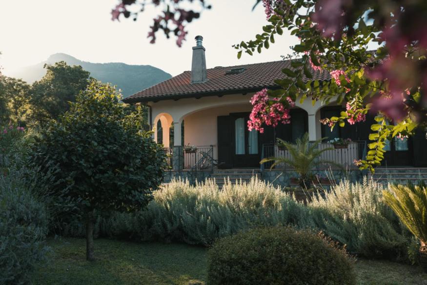 特拉蒙蒂Il Frescale Country House的前面有花园的房子