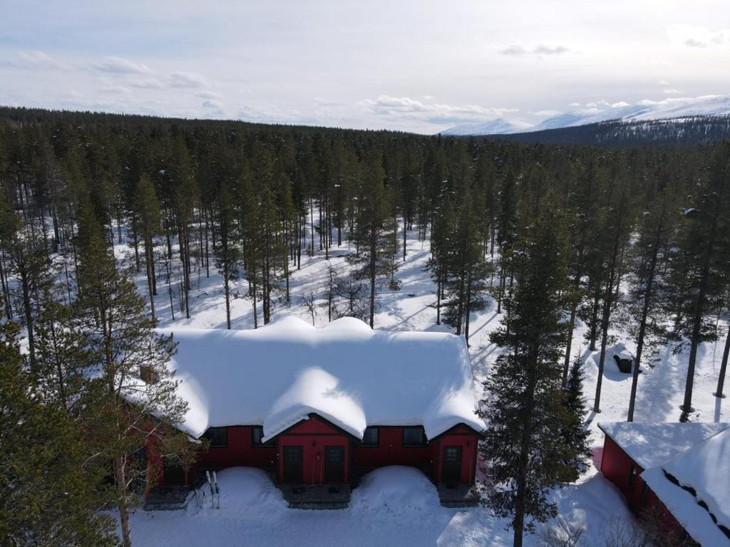 KyröKyrön Loma的雪上雪的红色房子
