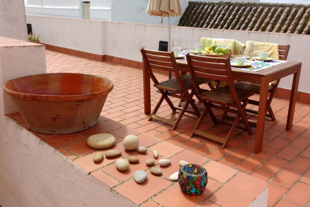 贝赫尔-德拉弗龙特拉Albayalde Cielo y Mar的庭院配有桌椅和鸡蛋。