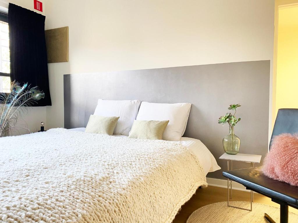 安特卫普B&B Expo House的卧室配有带白色枕头的大床