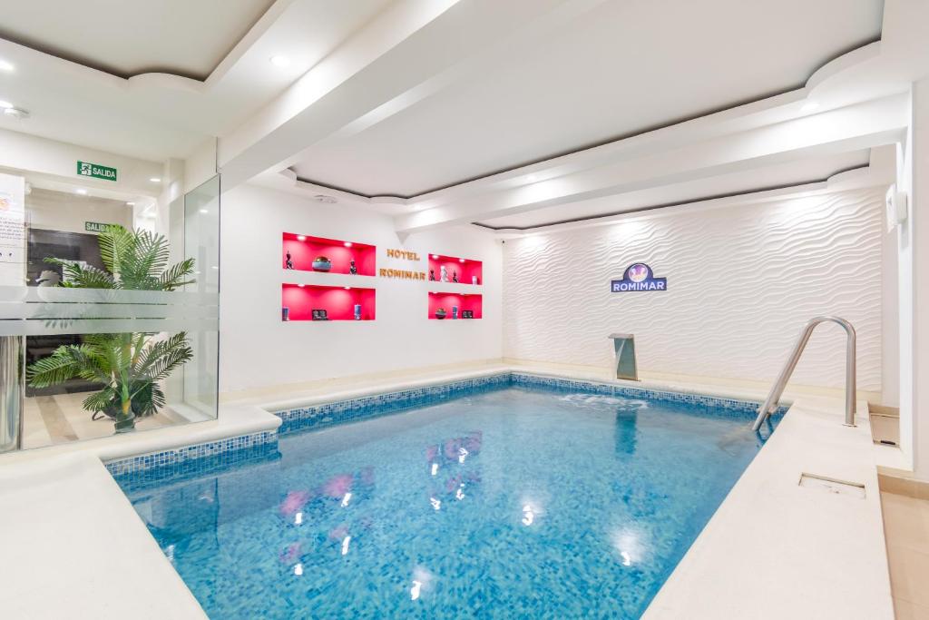 埃斯特角城Hotel Romimar 3* Sup的游泳池,位于酒店带游泳池的房间