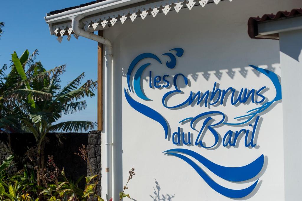 Basse ValléeHôtel Les Embruns Du Baril的岛上水族馆的标志