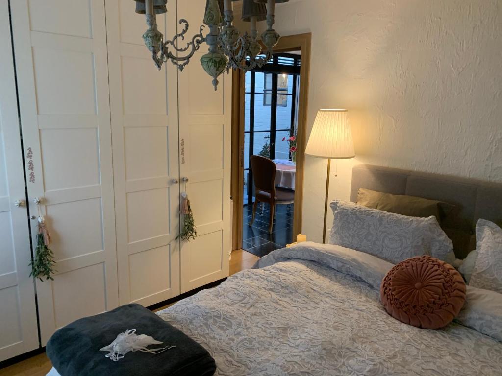 布鲁日Guestsuite Lady Anna Bruges的一间卧室配有一张大床和一盏灯