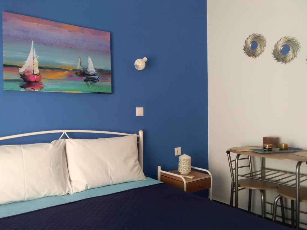 斯卡拉卡伦尼斯Nancy Rooms的一间卧室设有一张床和蓝色的墙壁