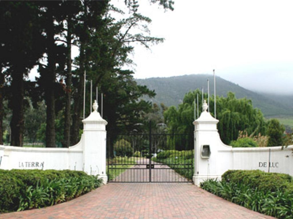 弗朗斯胡克La Terra de Luc的花园内带门的白色围栏
